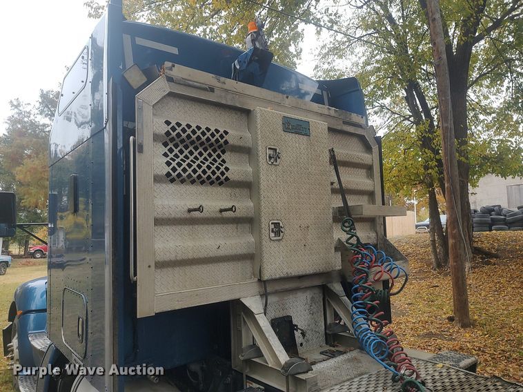 image for item KI9974 2013 Kenworth T660  semi truck