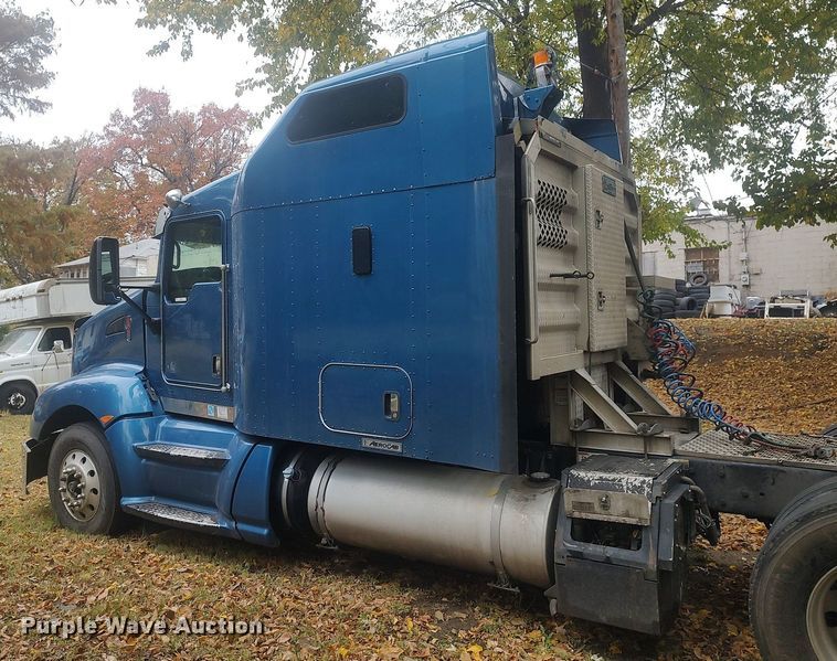 image for item KI9974 2013 Kenworth T660  semi truck