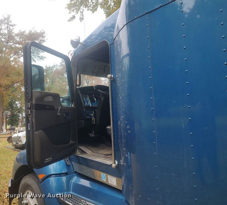 image for item KI9974 2013 Kenworth T660  semi truck