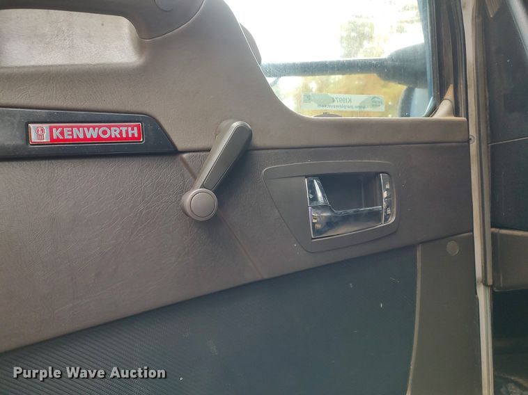 image for item KI9974 2013 Kenworth T660  semi truck