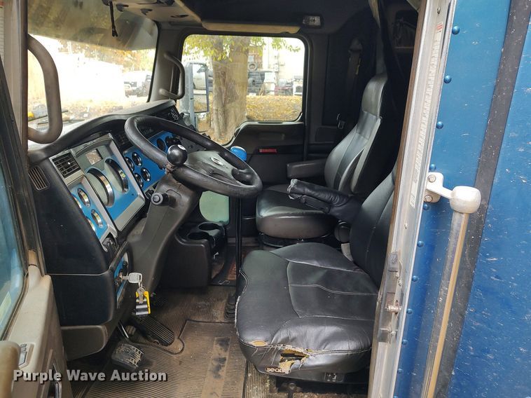 image for item KI9974 2013 Kenworth T660  semi truck