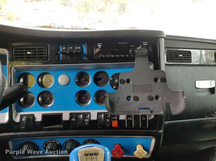 image for item KI9974 2013 Kenworth T660  semi truck