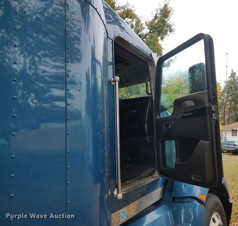 image for item KI9974 2013 Kenworth T660  semi truck