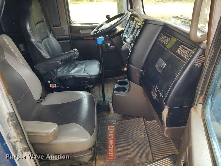 image for item KI9974 2013 Kenworth T660  semi truck
