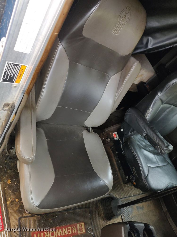 image for item KI9974 2013 Kenworth T660  semi truck