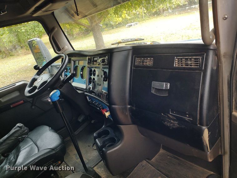 image for item KI9974 2013 Kenworth T660  semi truck