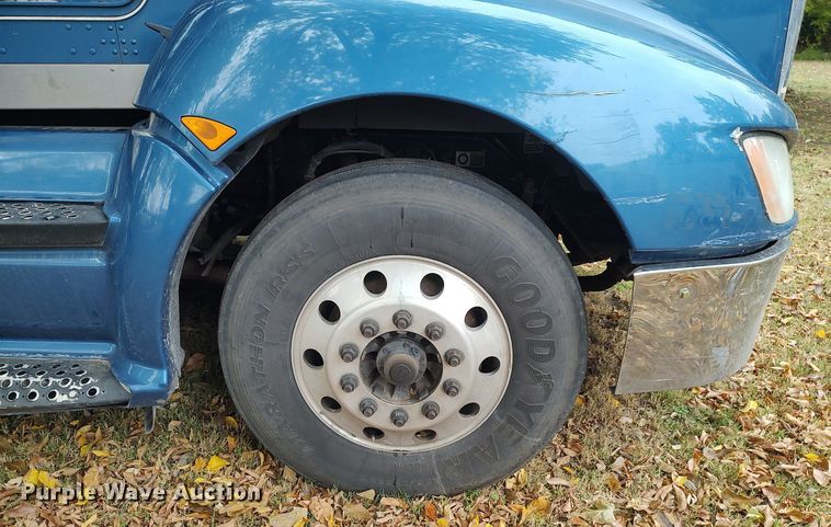 image for item KI9974 2013 Kenworth T660  semi truck