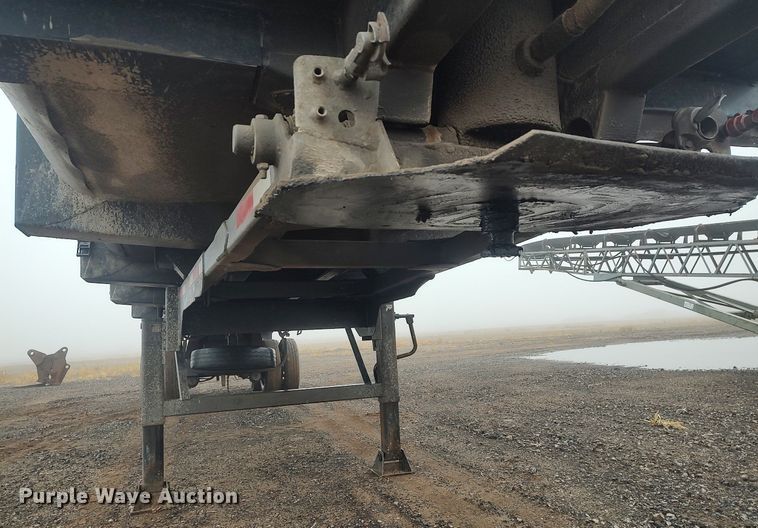 image for item KI9977 2001 Clement  end dump trailer