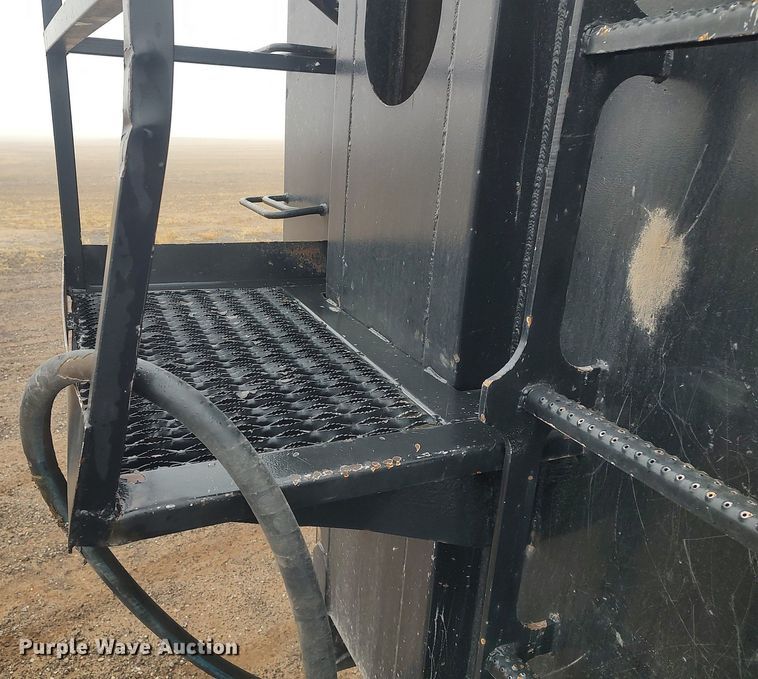 image for item KI9977 2001 Clement  end dump trailer