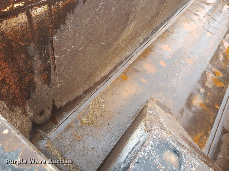 image for item KI9977 2001 Clement  end dump trailer