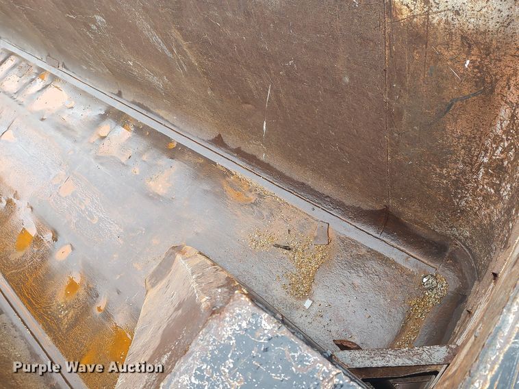 image for item KI9977 2001 Clement  end dump trailer