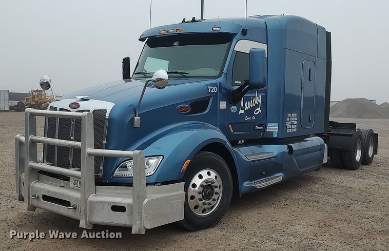 image for item KI9979 2015 Peterbilt 579  semi truck