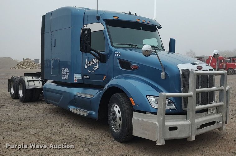 image for item KI9979 2015 Peterbilt 579  semi truck