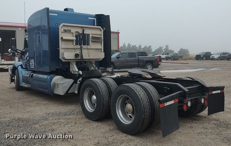 image for item KI9979 2015 Peterbilt 579  semi truck