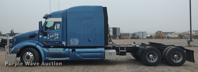 image for item KI9979 2015 Peterbilt 579  semi truck