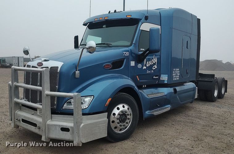 image for item KI9979 2015 Peterbilt 579  semi truck