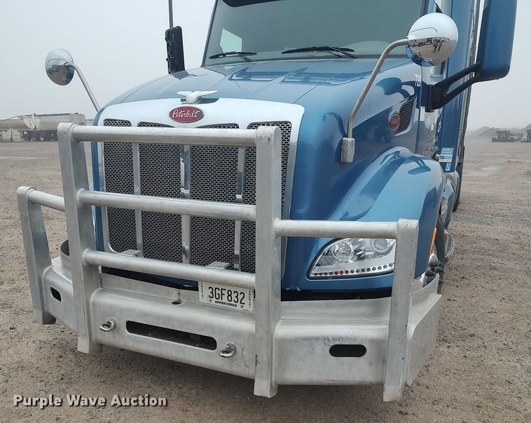 image for item KI9979 2015 Peterbilt 579  semi truck