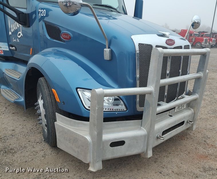 image for item KI9979 2015 Peterbilt 579  semi truck