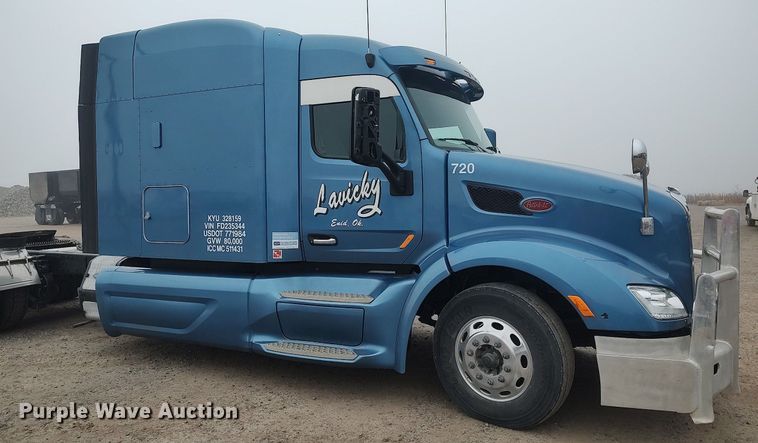 image for item KI9979 2015 Peterbilt 579  semi truck
