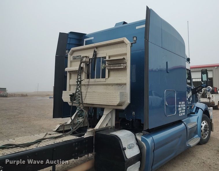 image for item KI9979 2015 Peterbilt 579  semi truck