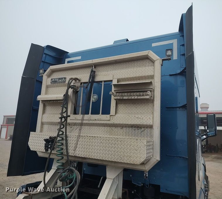 image for item KI9979 2015 Peterbilt 579  semi truck