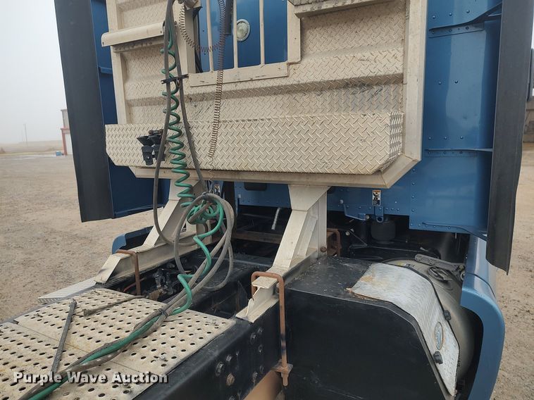 image for item KI9979 2015 Peterbilt 579  semi truck