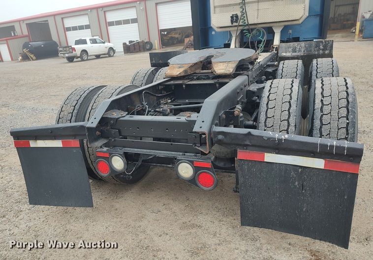 image for item KI9979 2015 Peterbilt 579  semi truck