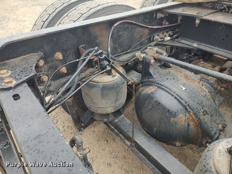 image for item KI9979 2015 Peterbilt 579  semi truck