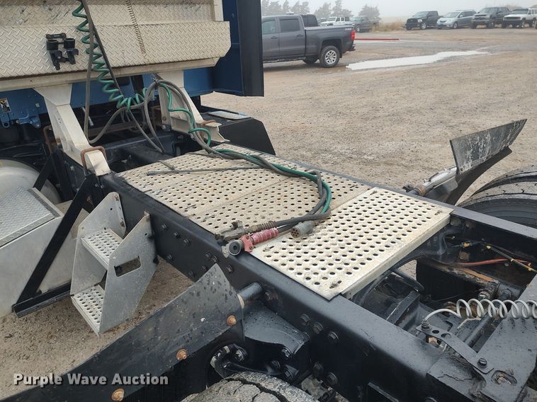 image for item KI9979 2015 Peterbilt 579  semi truck