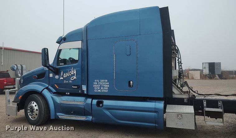 image for item KI9979 2015 Peterbilt 579  semi truck