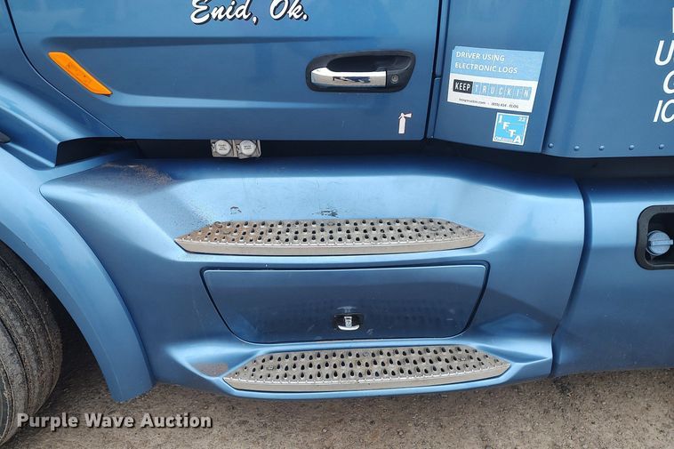 image for item KI9979 2015 Peterbilt 579  semi truck