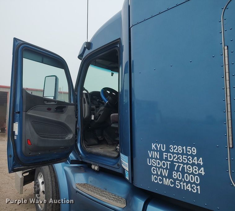 image for item KI9979 2015 Peterbilt 579  semi truck