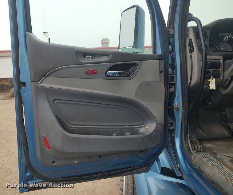 image for item KI9979 2015 Peterbilt 579  semi truck