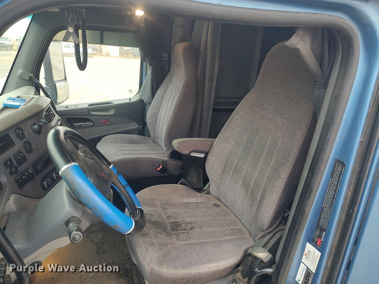 image for item KI9979 2015 Peterbilt 579  semi truck