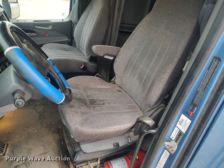 image for item KI9979 2015 Peterbilt 579  semi truck