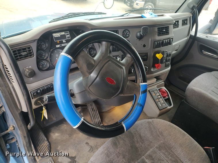 image for item KI9979 2015 Peterbilt 579  semi truck