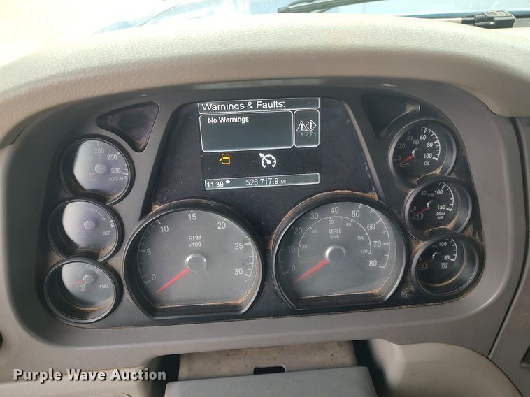 image for item KI9979 2015 Peterbilt 579  semi truck