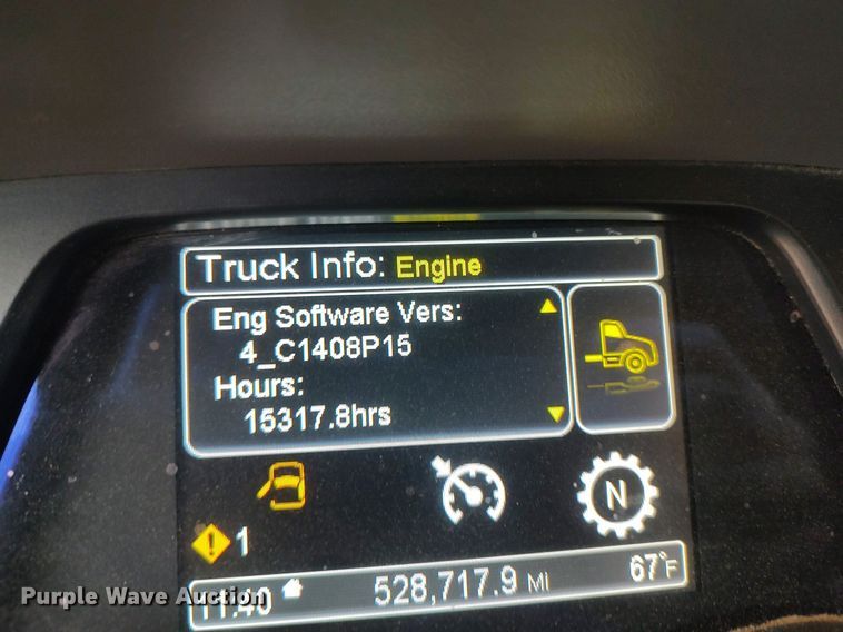 image for item KI9979 2015 Peterbilt 579  semi truck