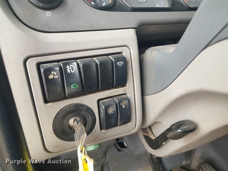 image for item KI9979 2015 Peterbilt 579  semi truck