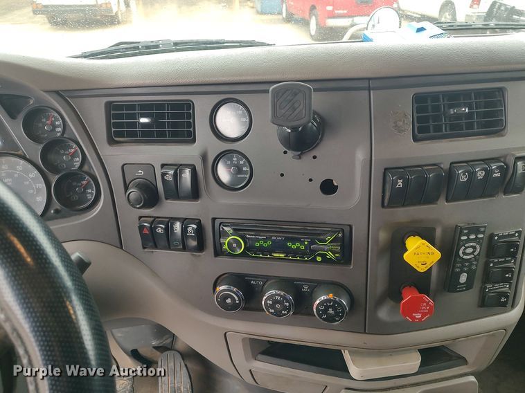 image for item KI9979 2015 Peterbilt 579  semi truck