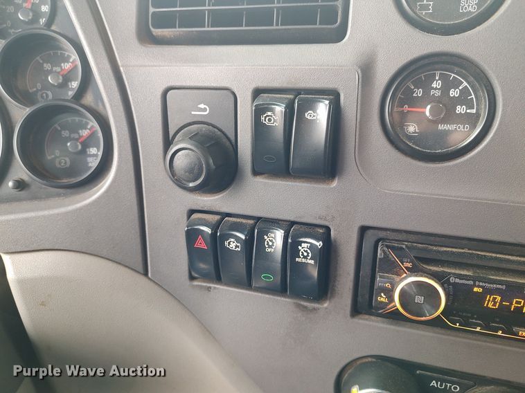 image for item KI9979 2015 Peterbilt 579  semi truck