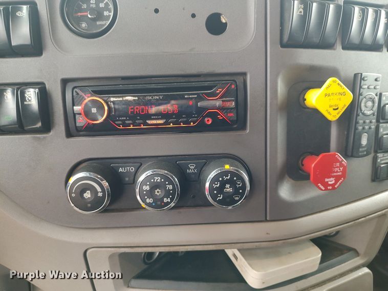 image for item KI9979 2015 Peterbilt 579  semi truck