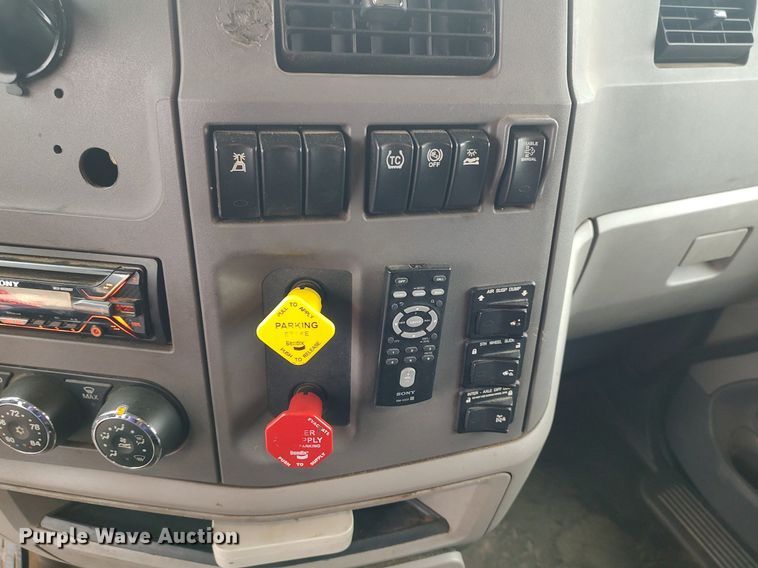 image for item KI9979 2015 Peterbilt 579  semi truck