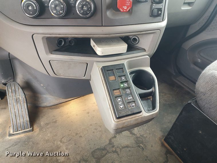 image for item KI9979 2015 Peterbilt 579  semi truck