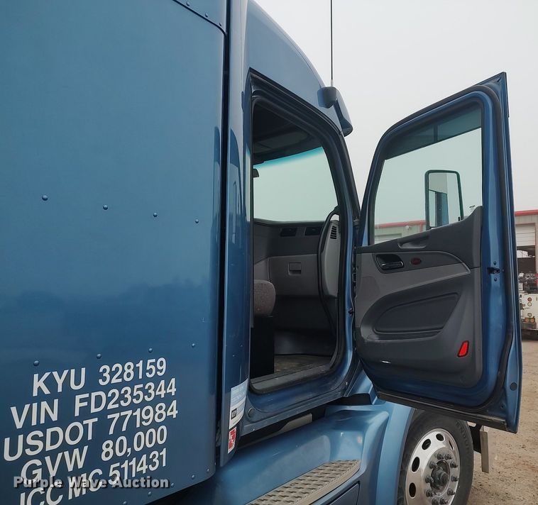 image for item KI9979 2015 Peterbilt 579  semi truck