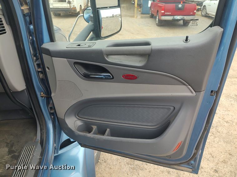 image for item KI9979 2015 Peterbilt 579  semi truck