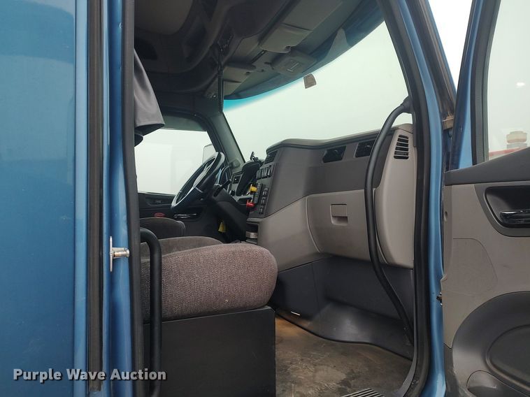 image for item KI9979 2015 Peterbilt 579  semi truck