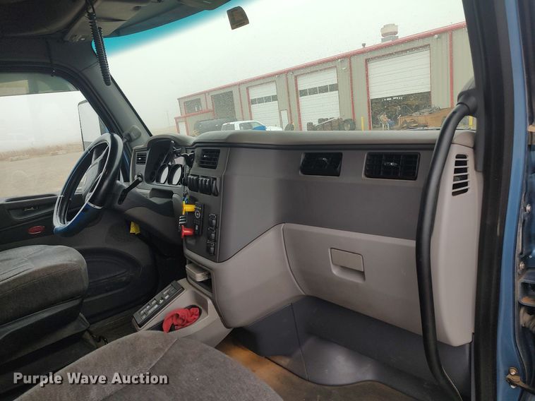 image for item KI9979 2015 Peterbilt 579  semi truck