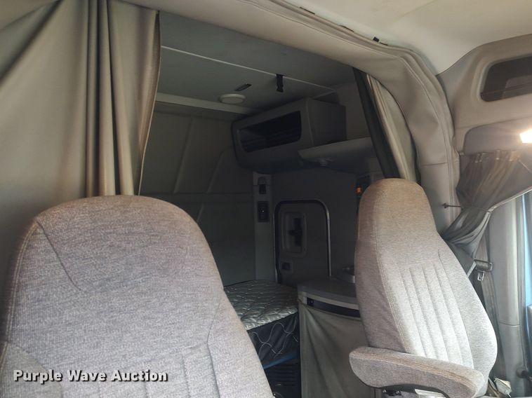 image for item KI9979 2015 Peterbilt 579  semi truck