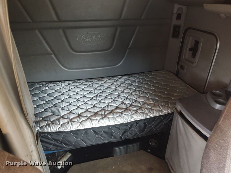 image for item KI9979 2015 Peterbilt 579  semi truck